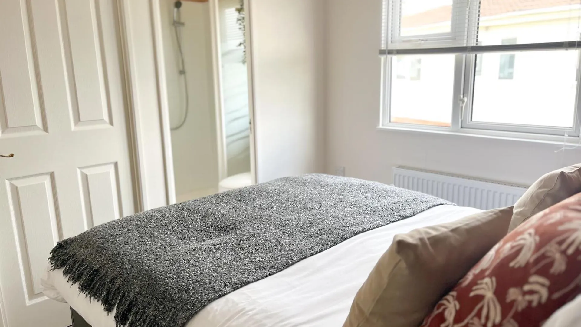 Holiday home Serenity Lodge, Riverside With Free Parking Christchurch  United Kingdom