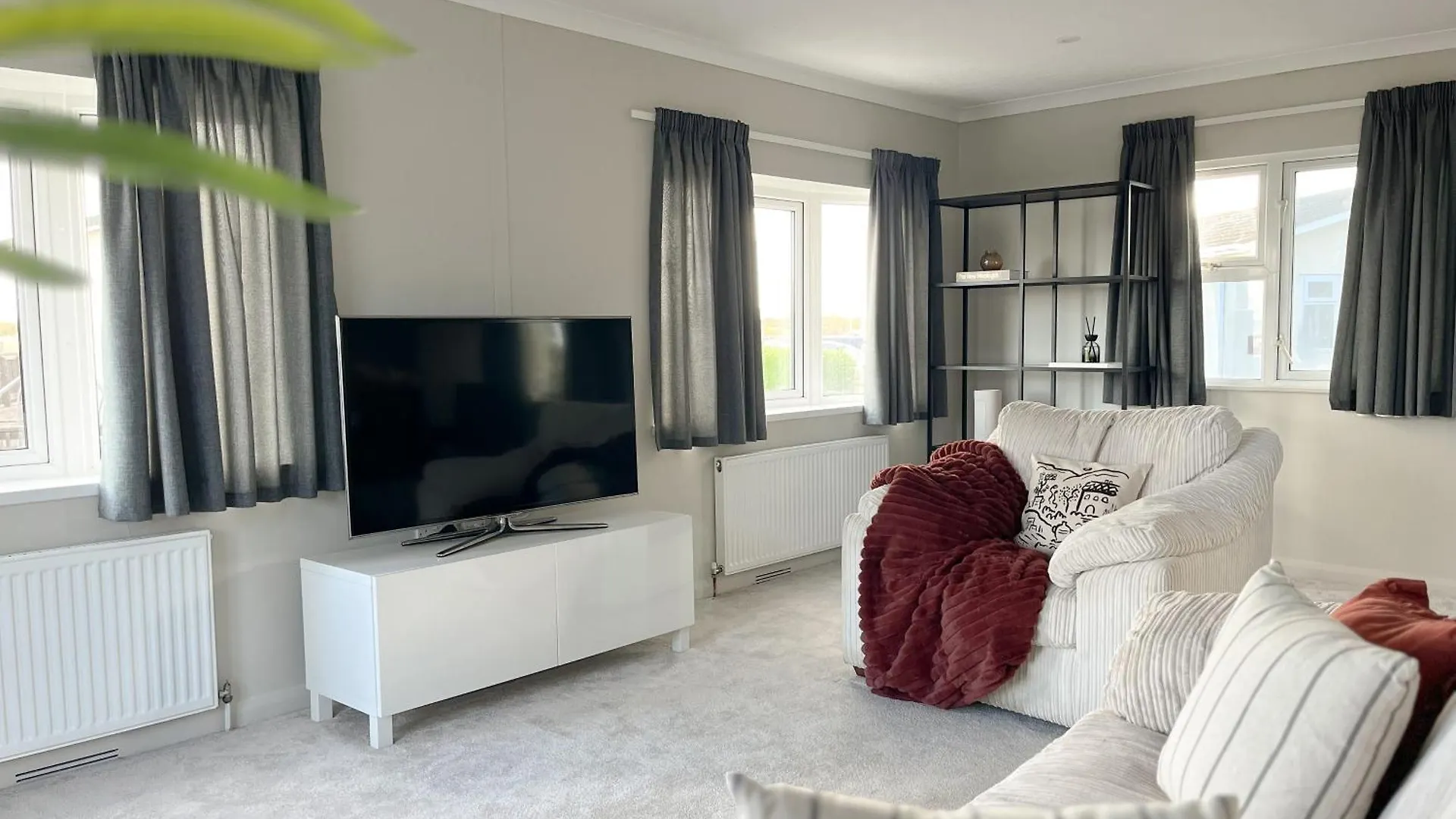 Holiday home Serenity Lodge, Riverside With Free Parking Christchurch